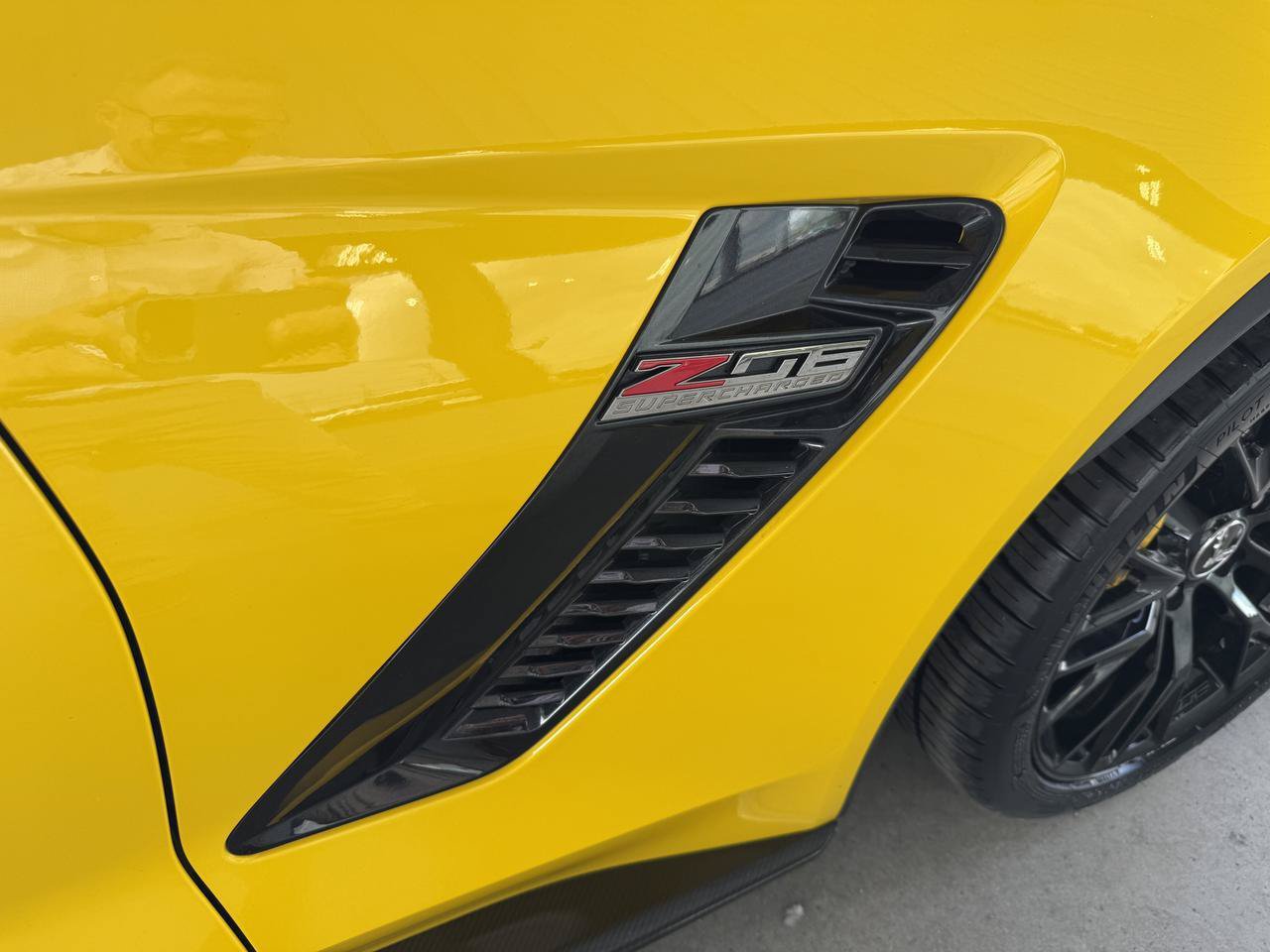 Used 2015 Chevrolet Corvette Z06 w/ Z07 Performance Package w/ Z07 Performance Package RWD image 4