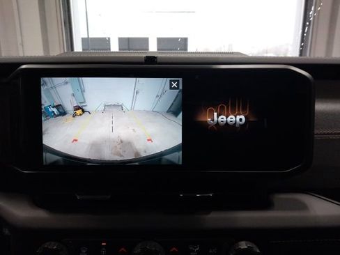 Used 2025 Jeep Wrangler Unlimited Sahara w/ Safety Group image 16