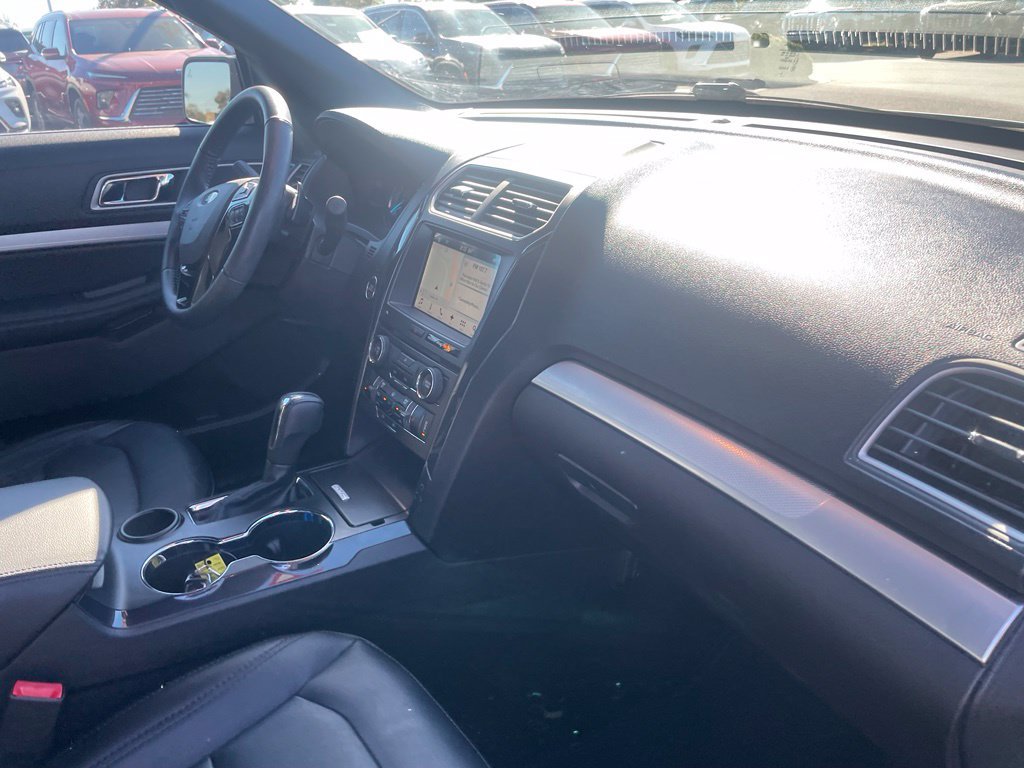 Used 2017 Ford Explorer XLT w/ Equipment Group 202A FWD image 31