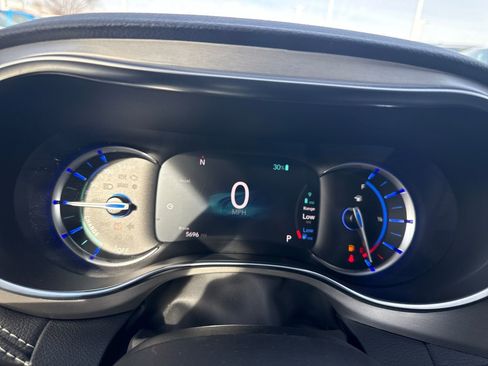 Used 2024 Chrysler Pacifica Premium image 16