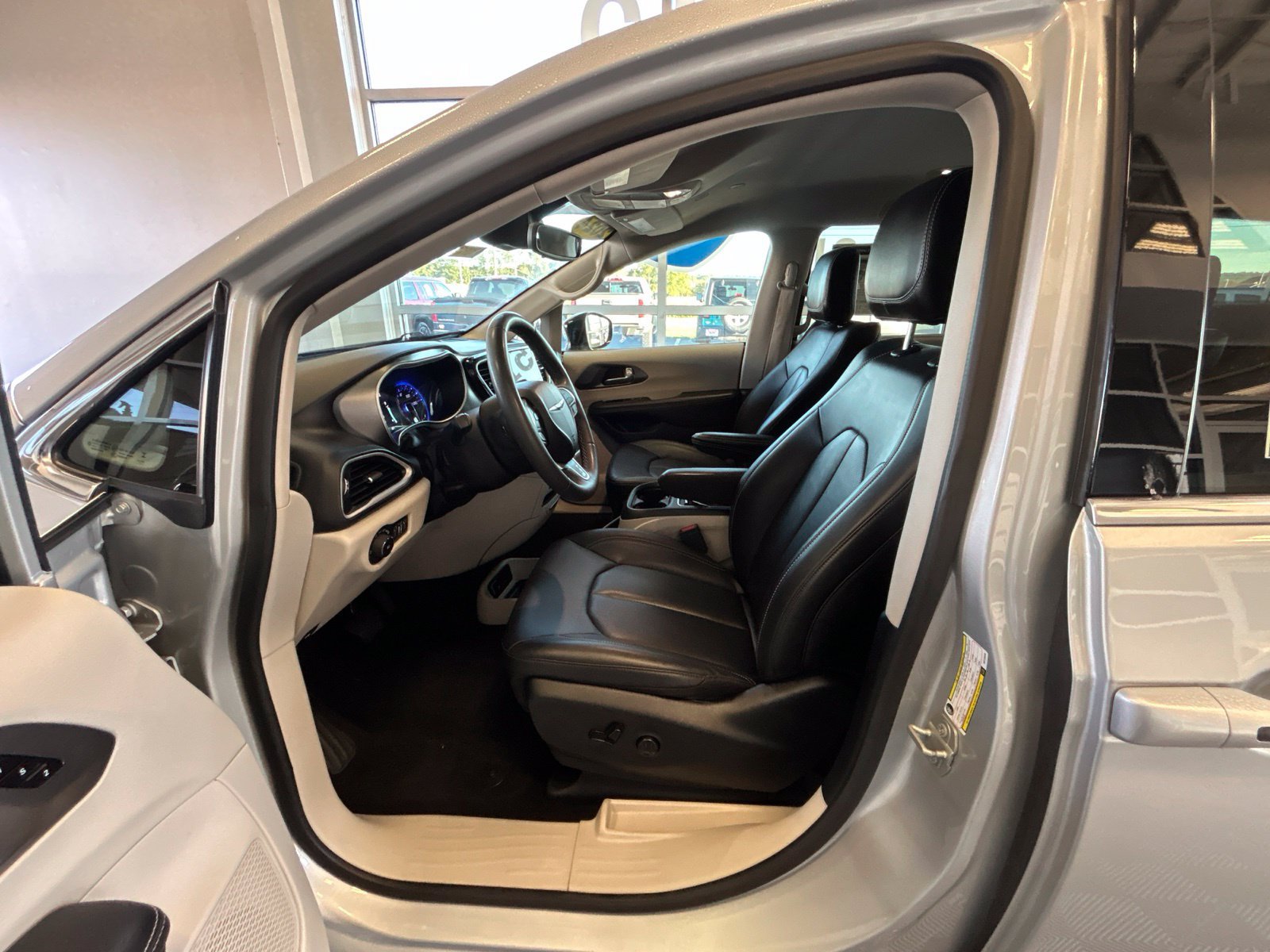Used 2024 Chrysler Pacifica Touring-L FWD image 18
