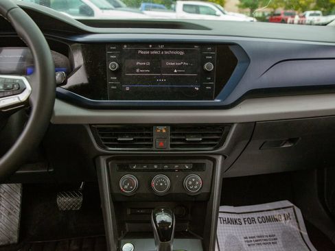 Used 2022 Volkswagen Taos SE w/ Panoramic Sunroof Package FWD image 15