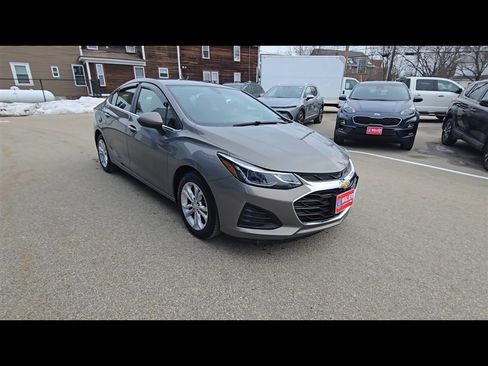 Used 2019 Chevrolet Cruze LT image 2