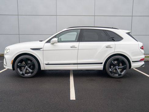Used 2022 Bentley Bentayga image 2
