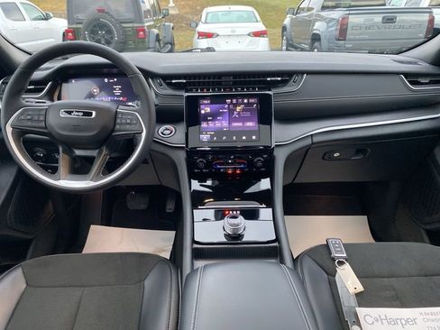 Used 2025 Jeep Grand Cherokee Altitude image 21