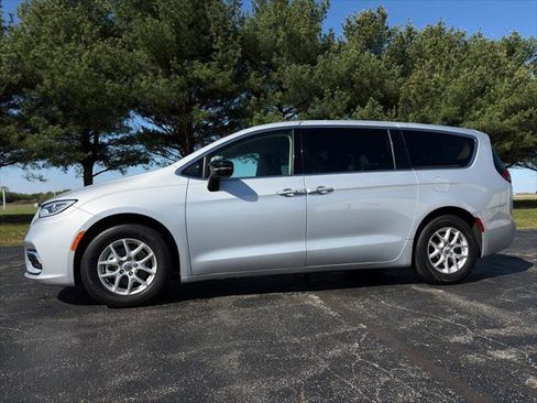 Certified 2024 Chrysler Pacifica Touring-L FWD image 1