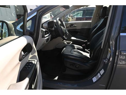 Used 2022 Chrysler Pacifica Touring-L FWD image 13
