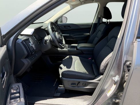 Used 2024 Nissan Pathfinder SV FWD image 13