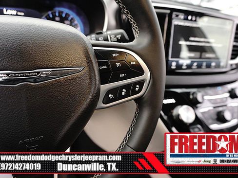 Certified 2024 Chrysler Pacifica Touring-L image 27