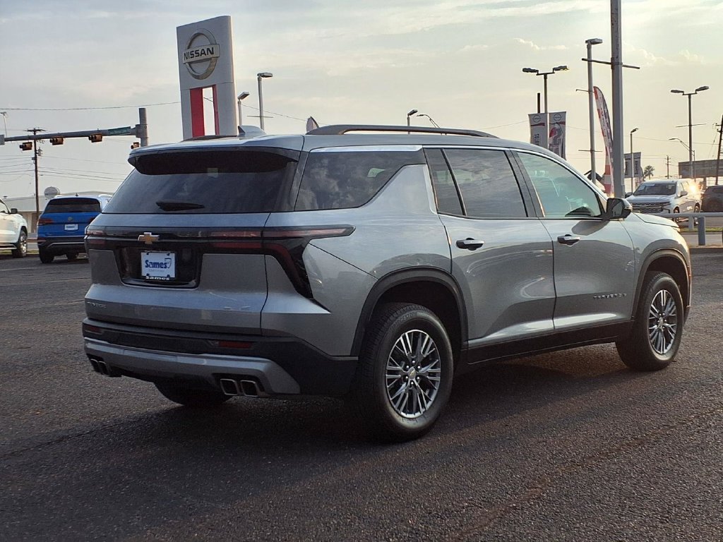 Used 2025 Chevrolet Traverse LT w/ Driver Confidence Package FWD image 7