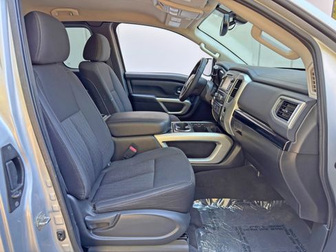 Used 2018 Nissan Titan SV w/ SV Convenience Package image 12