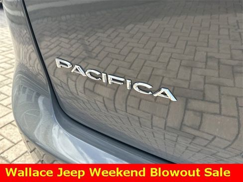 Used 2023 Chrysler Pacifica Touring-L image 9