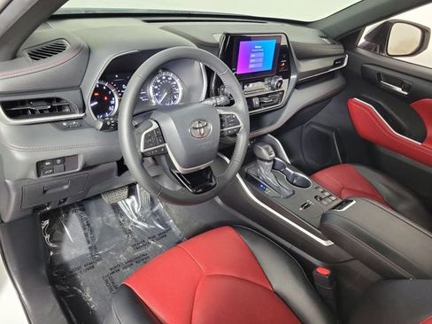 Used 2023 Toyota Highlander XSE FWD image 18