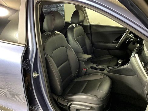 Used 2022 Kia Niro Touring Special Edition FWD image 6