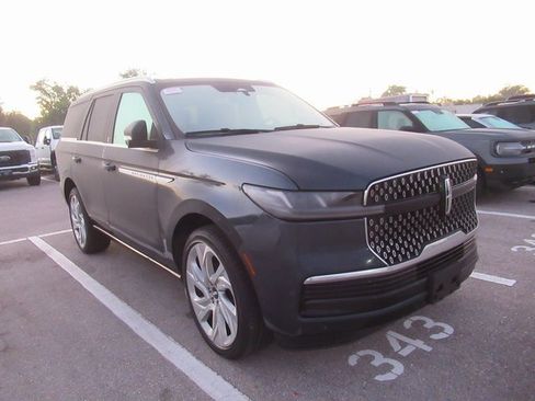 Used 2025 Lincoln Navigator Reserve image 1