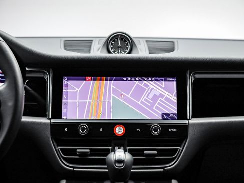 Used 2025 Porsche Macan image 18