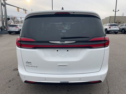 Used 2024 Chrysler Pacifica Touring-L image 11