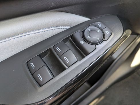 Used 2025 Chevrolet Trax LT FWD image 23