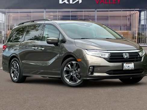 Used 2022 Honda Odyssey Elite image 2