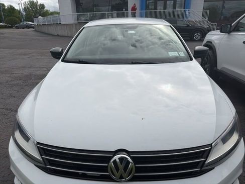 Used 2015 Volkswagen Jetta SE FWD image 2