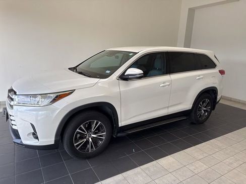 Used 2019 Toyota Highlander LE image 1