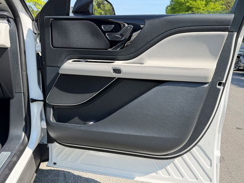 New 2026 Lincoln Aviator AWD image 5