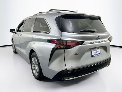 Used 2024 Toyota Sienna Platinum image 7
