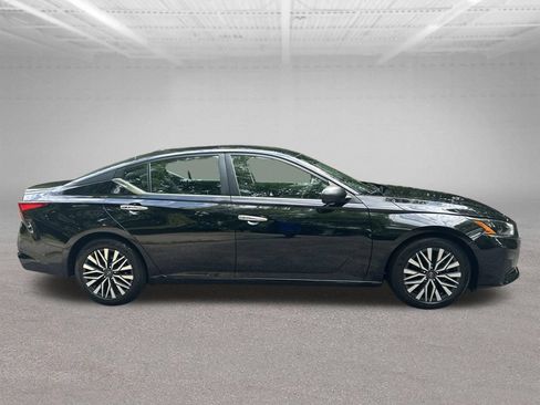 Used 2024 Nissan Altima 2.5 SV FWD image 7