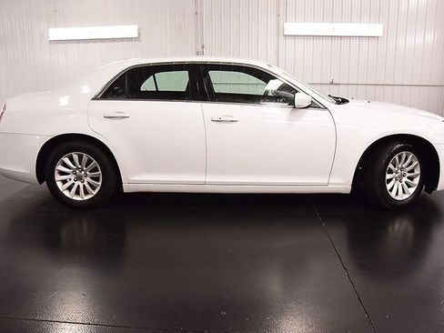 Used 2013 Chrysler 300 RWD image 8
