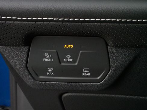 Certified 2025 Volkswagen Atlas Cross Sport SE image 27