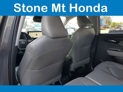 Used 2023 Toyota Highlander XLE FWD image 12