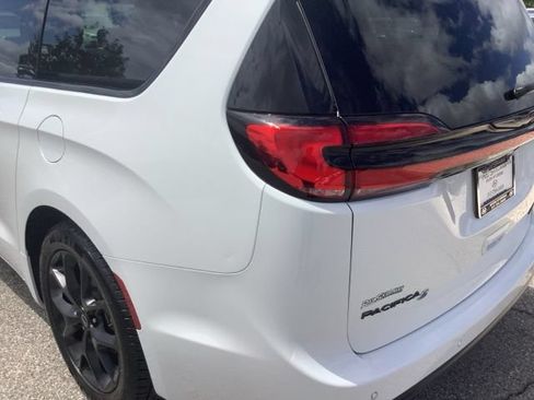 Used 2025 Chrysler Pacifica Limited FWD image 35