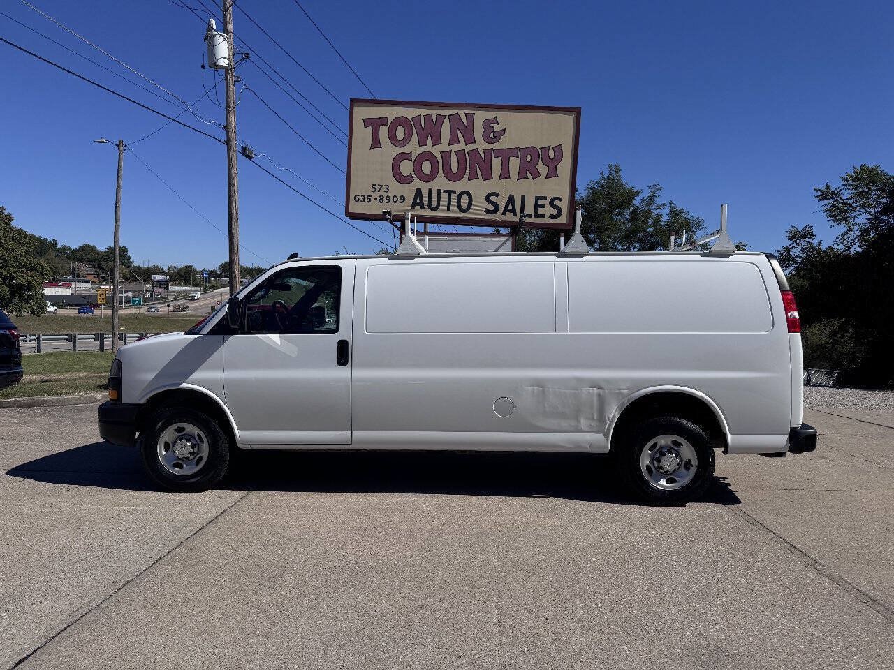 Used 2018 Chevrolet Express 3500 Extended w/ Driver Convenience Package RWD image 4