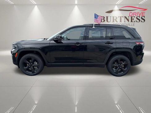 Used 2023 Jeep Grand Cherokee Limited w/ Black Appearance Package AWD/4WD image 5