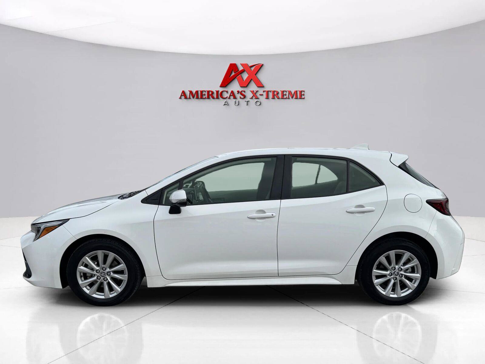 Used 2024 Toyota Corolla SE FWD image 2