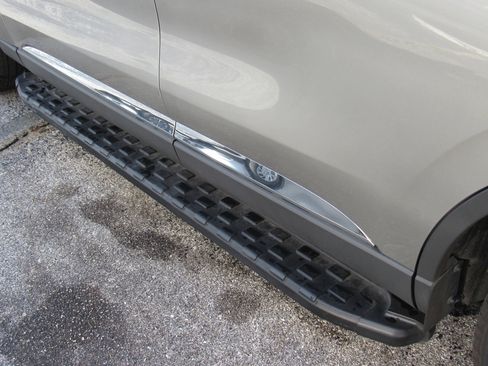 Used 2023 Lincoln Aviator Reserve w/ Equipment Group 201A image 11