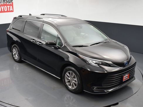 Used 2025 Toyota Sienna XLE w/ XLE Plus Package AWD/4WD image 26