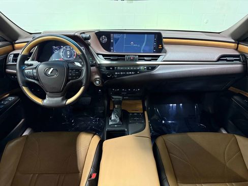 Used 2019 Lexus ES 350 Ultra Luxury w/ Accessory Package image 21