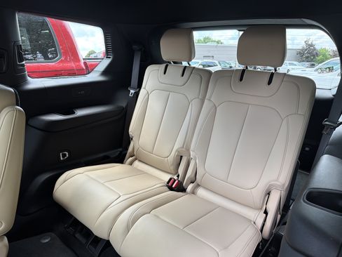 Certified 2025 Jeep Grand Cherokee L Limited w/ Black Appearance Package AWD/4WD image 12
