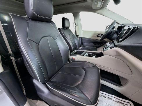 Used 2024 Chrysler Pacifica Limited image 30