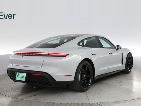 Used 2022 Porsche Taycan image 12