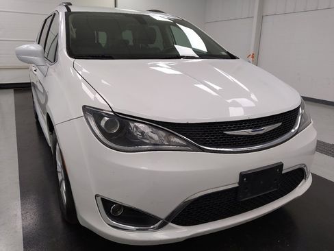 Used 2018 Chrysler Pacifica Touring-L FWD image 14