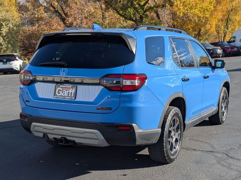 Used 2025 Honda Pilot TrailSport image 3