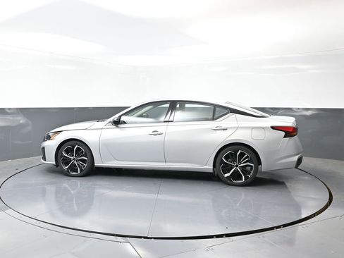 Used 2024 Nissan Altima 2.5 SR image 11
