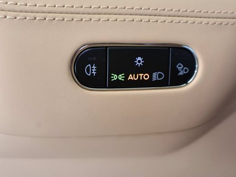 Used 2025 Bentley Bentayga Extended Wheelbase AWD/4WD image 21