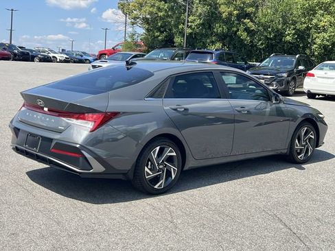 Certified 2025 Hyundai Elantra Limited FWD image 13