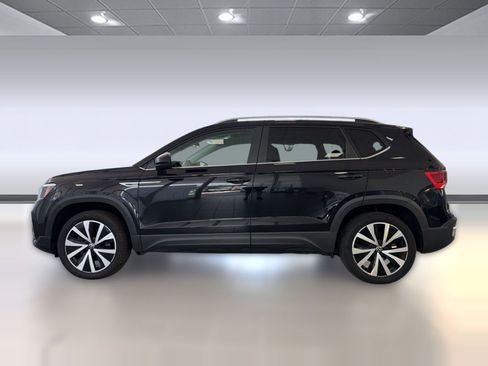 Used 2022 Volkswagen Taos SE w/ Panoramic Sunroof Package image 2