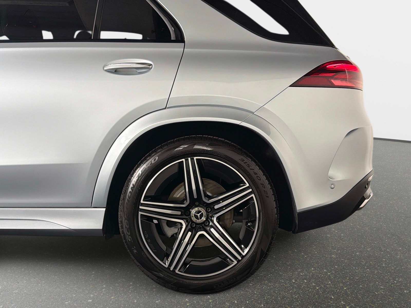 Used 2026 Mercedes-Benz GLE 450 4MATIC w/ Driver Assistance Package image 13