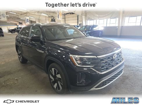 Used 2025 Volkswagen Atlas Cross Sport SE FWD image 1
