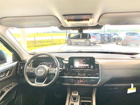 Used 2025 Nissan Pathfinder SV FWD image 25